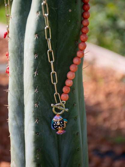 Collana di perle e pesci maculati