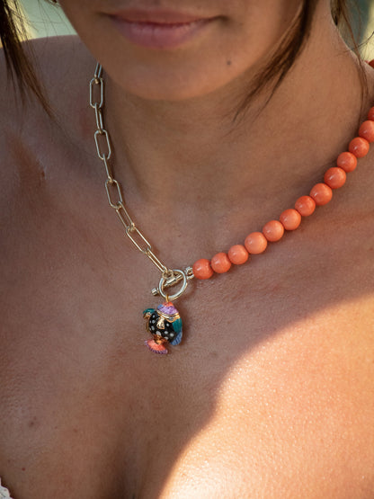Collana di perle e pesci maculati