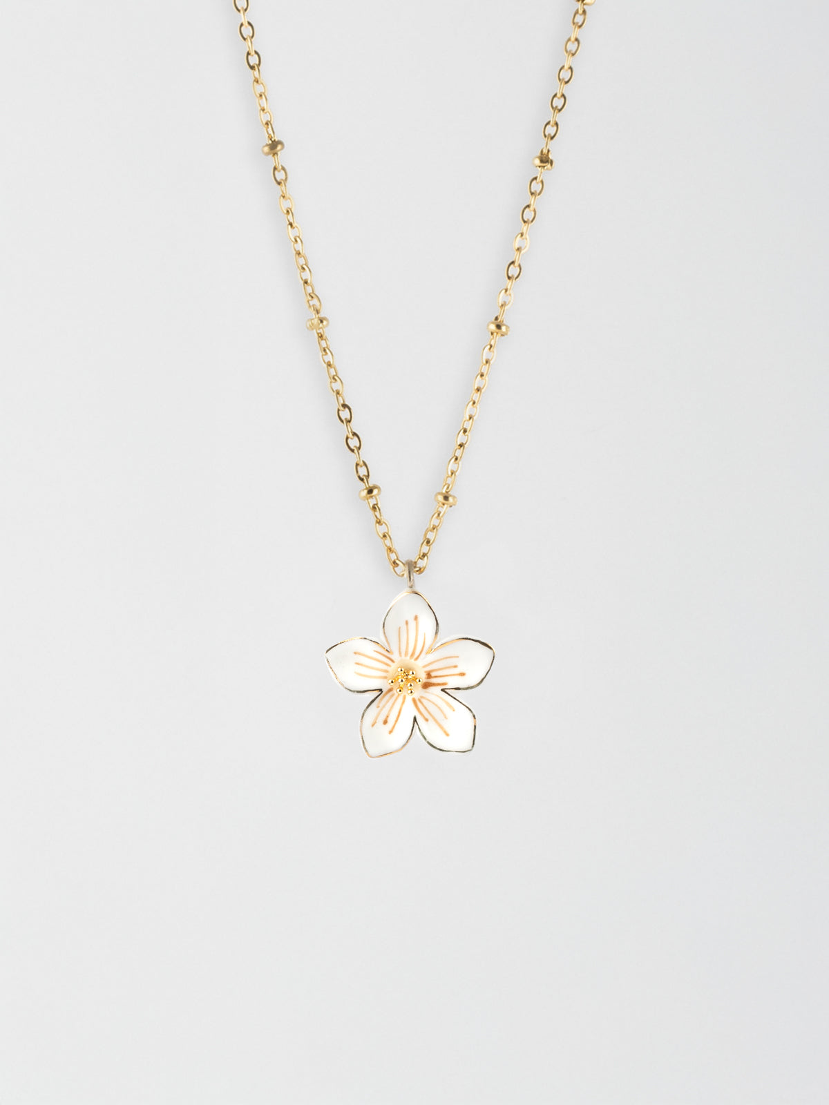 Collana di fiori bianchi