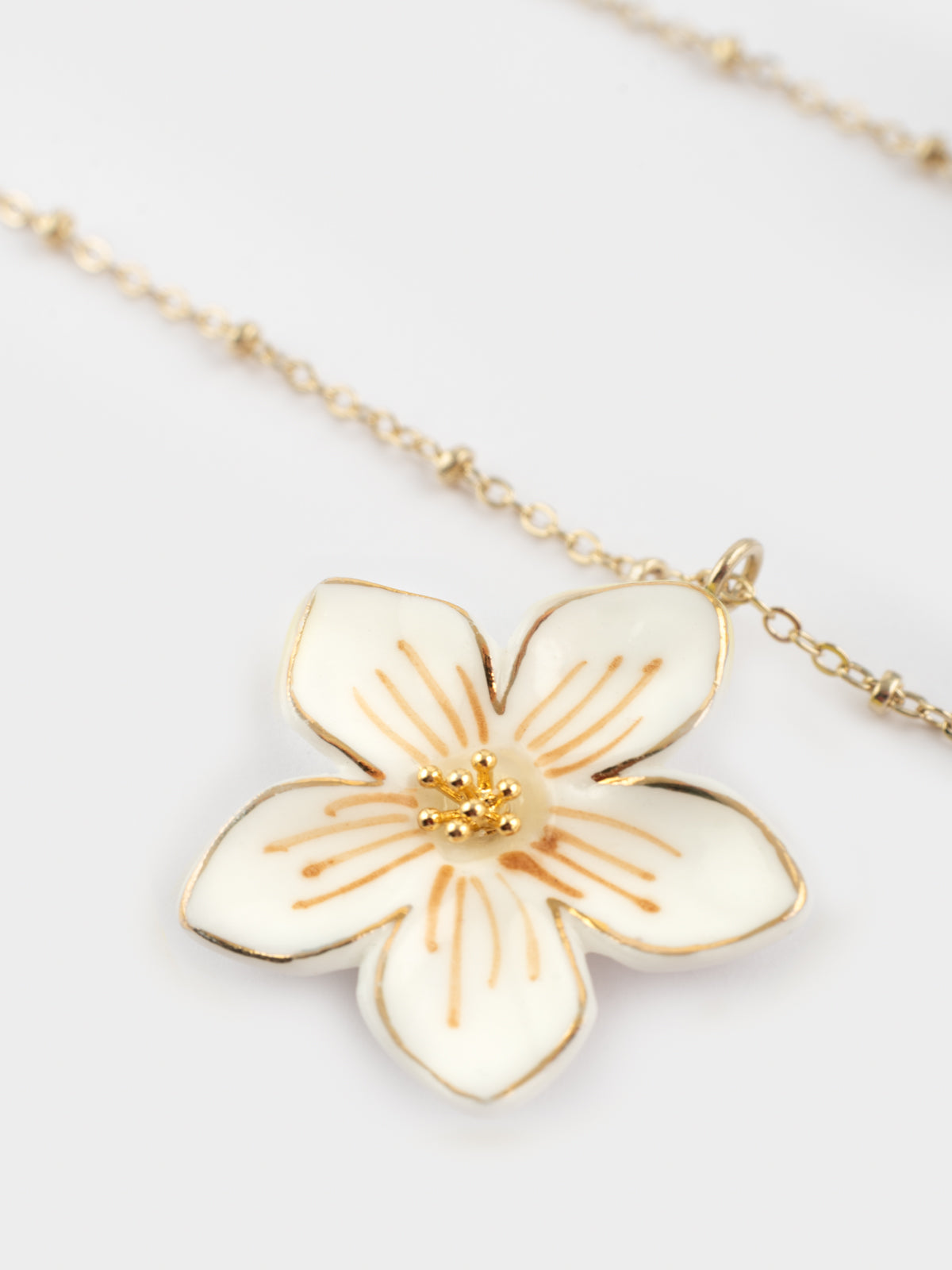 Collana di fiori bianchi