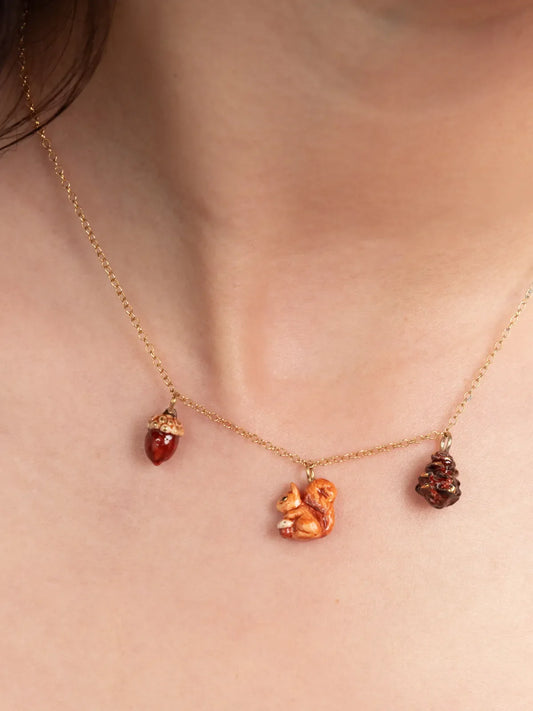 Collana con scoiattolo, ghianda e pigna