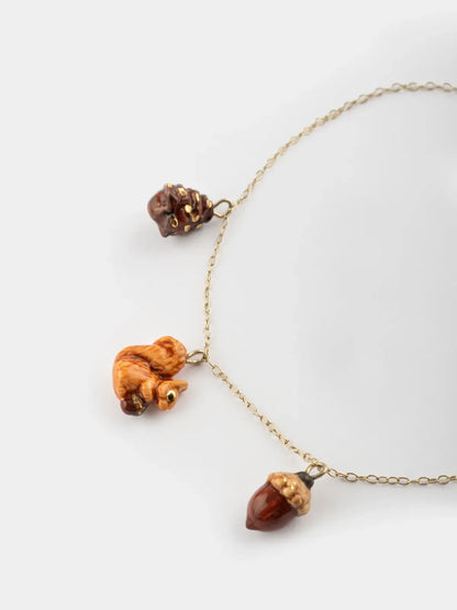 Collana con scoiattolo, ghianda e pigna