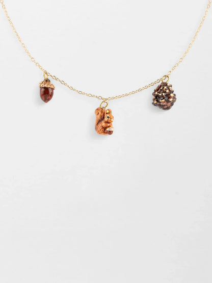 Collana con scoiattolo, ghianda e pigna