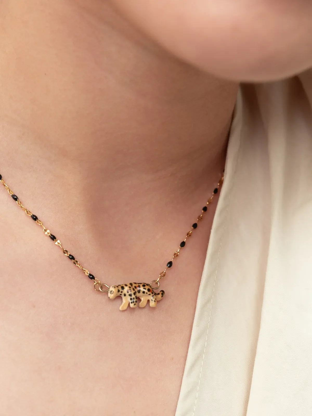Collana di perle e leopardo