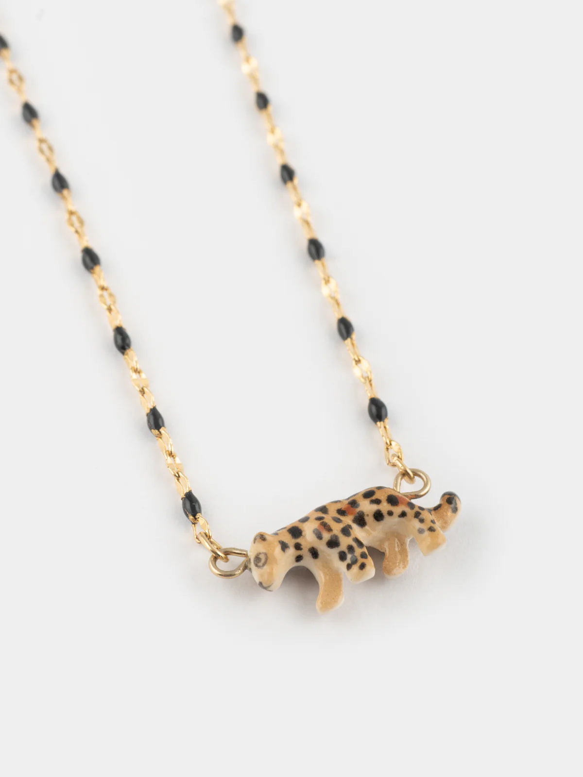 Collana di perle e leopardo