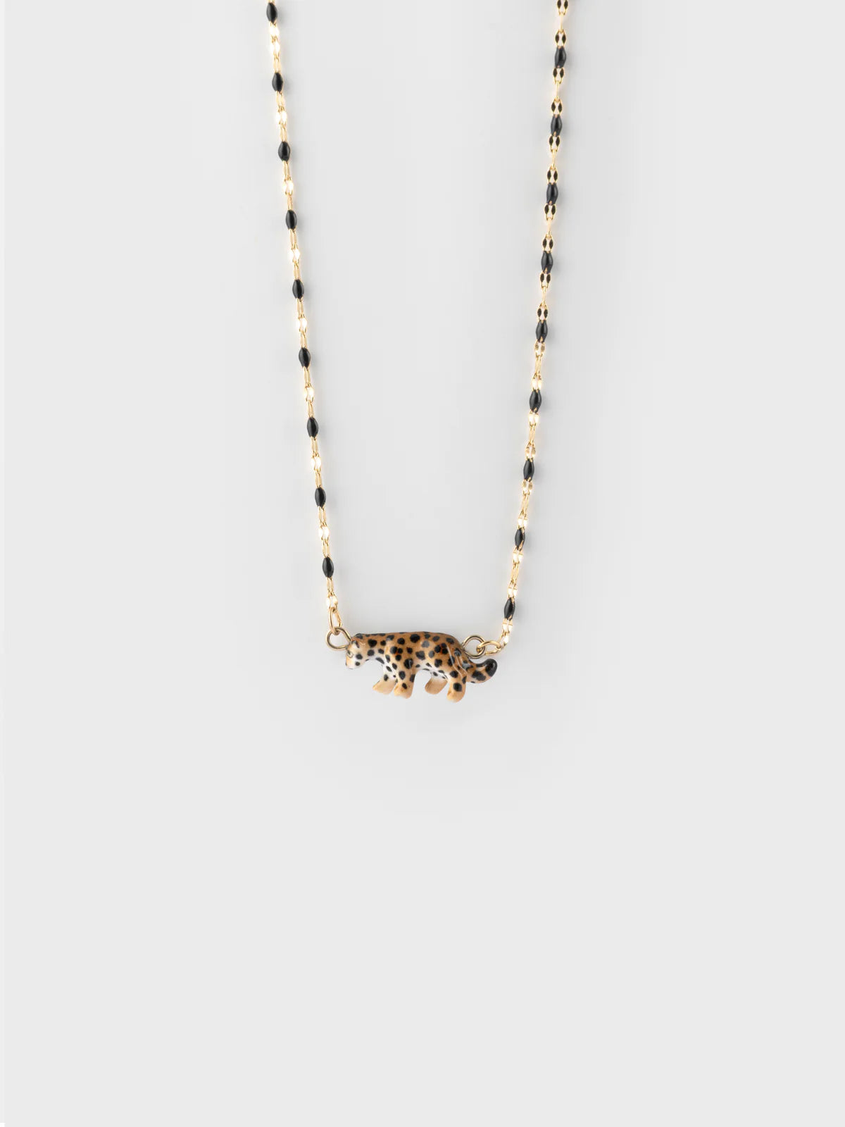 Collana di perle e leopardo