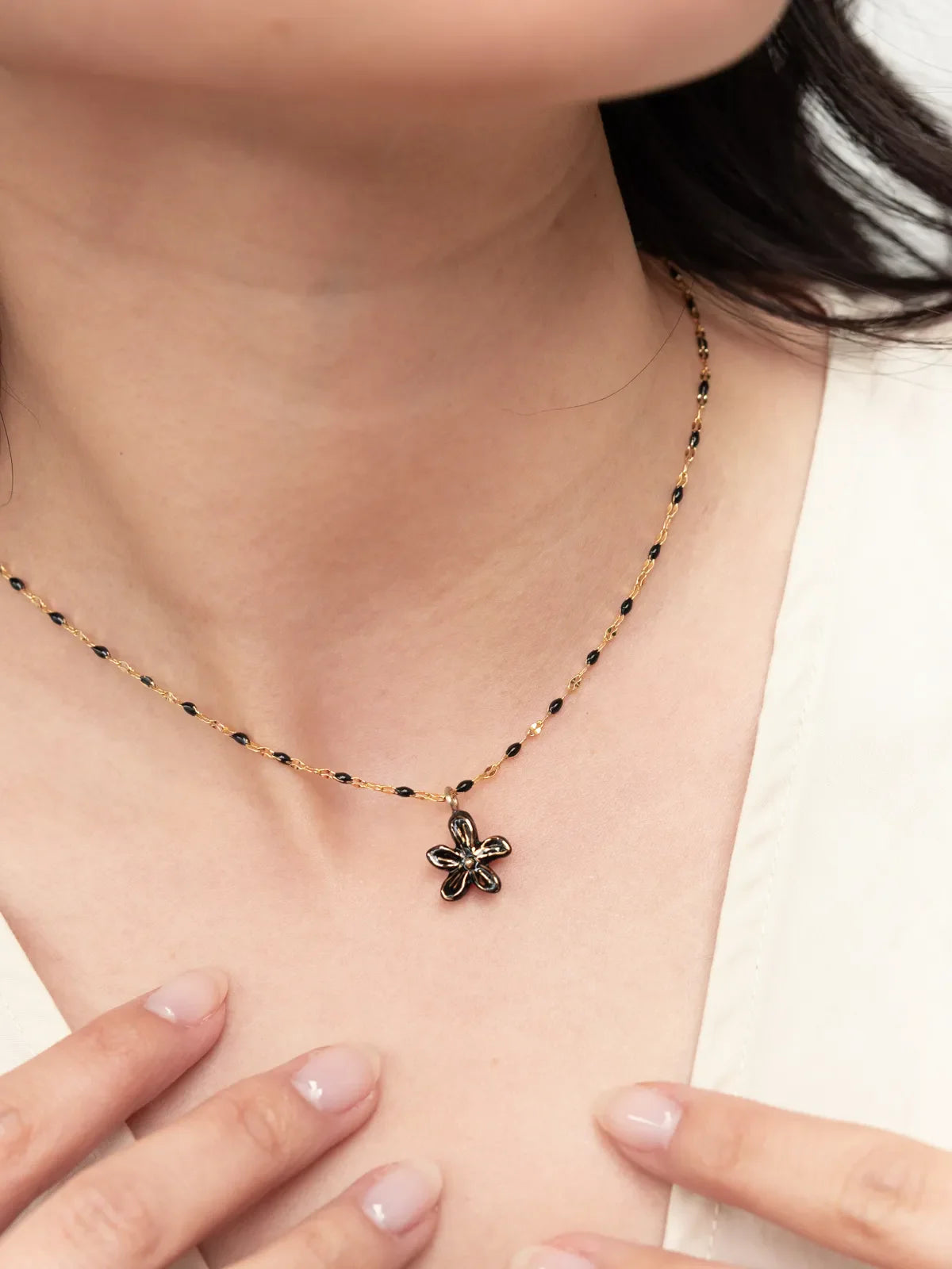 Collier perles et fleur d'Erine noire