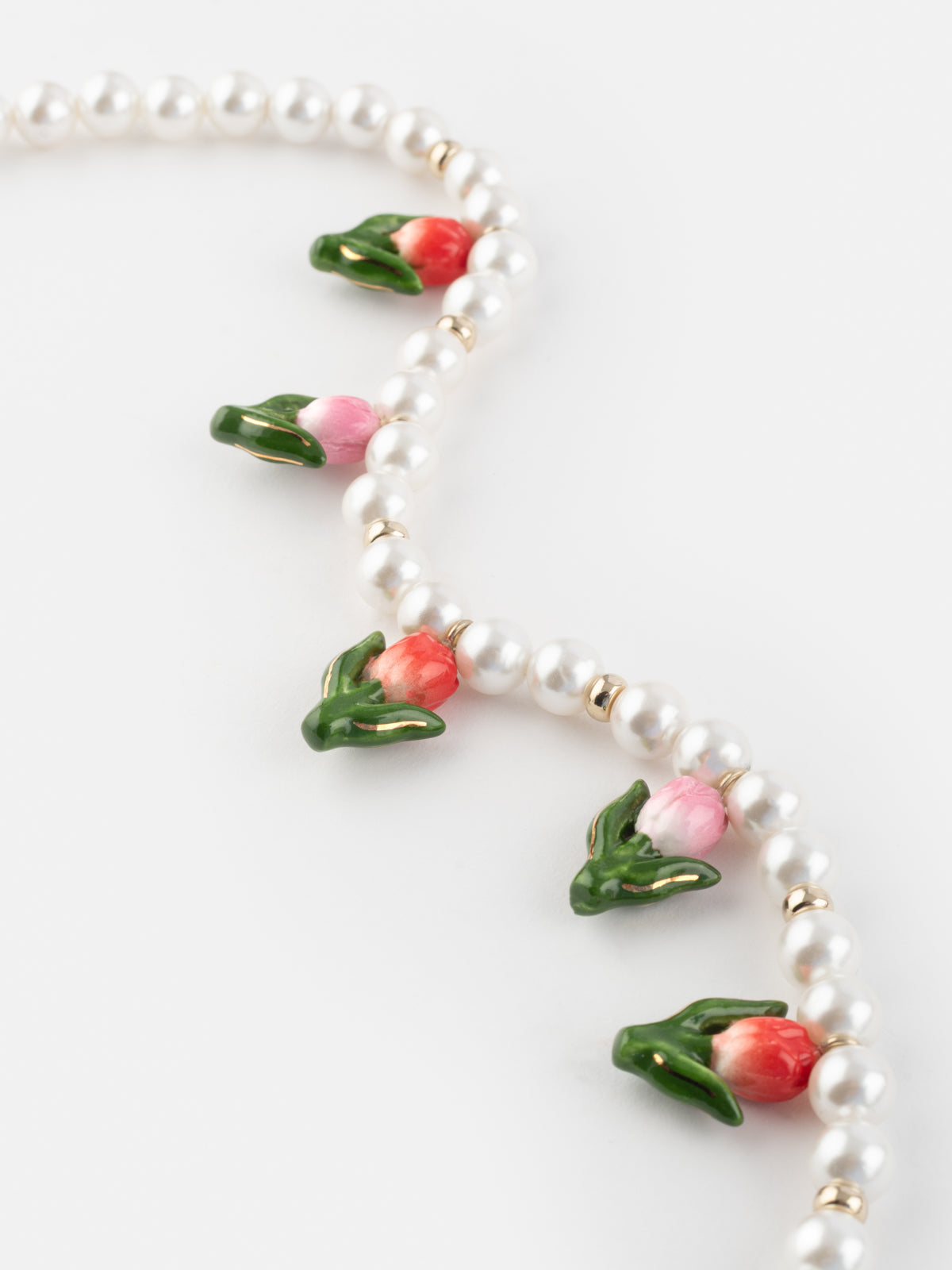 Tulip and pearl necklace