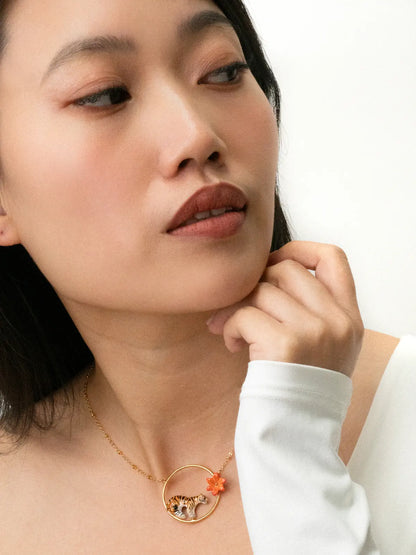 Collana rotonda con tigre e giglio tigrato