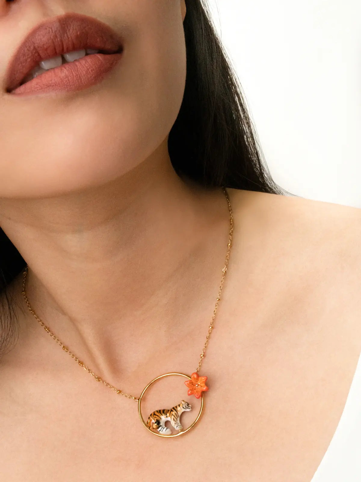 Collana rotonda con tigre e giglio tigrato