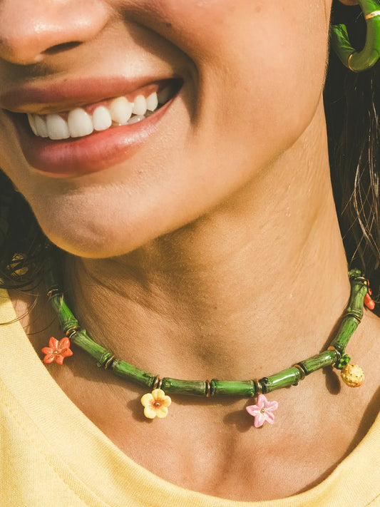 Collier perles fleurs tropical et bambou