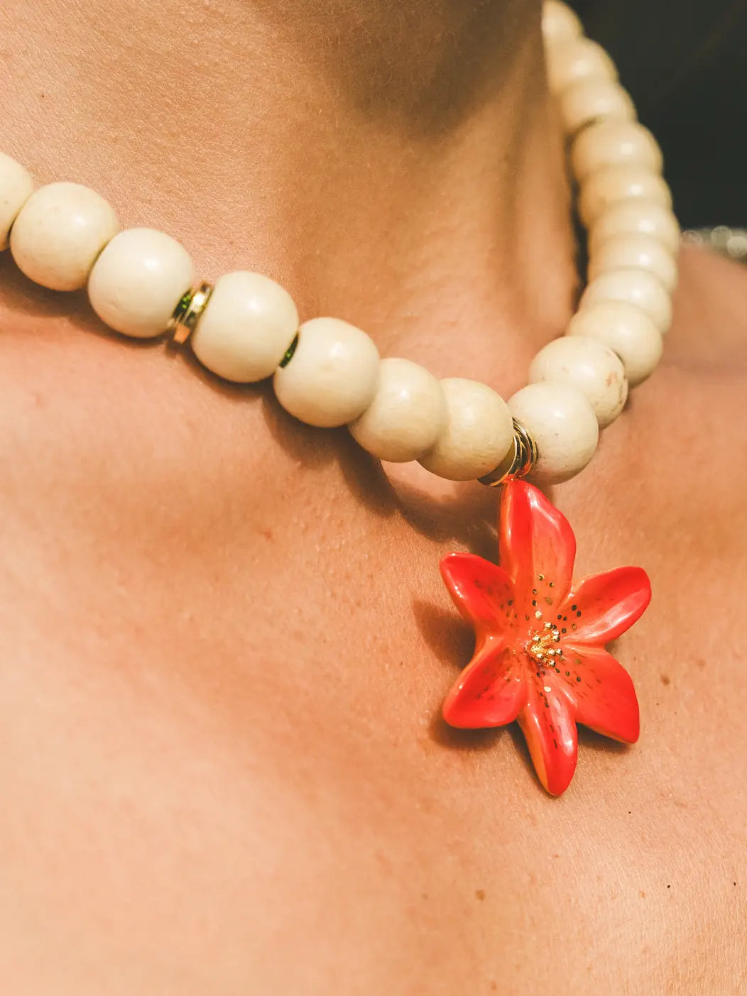 Collier perles et fleur de lys tigrée