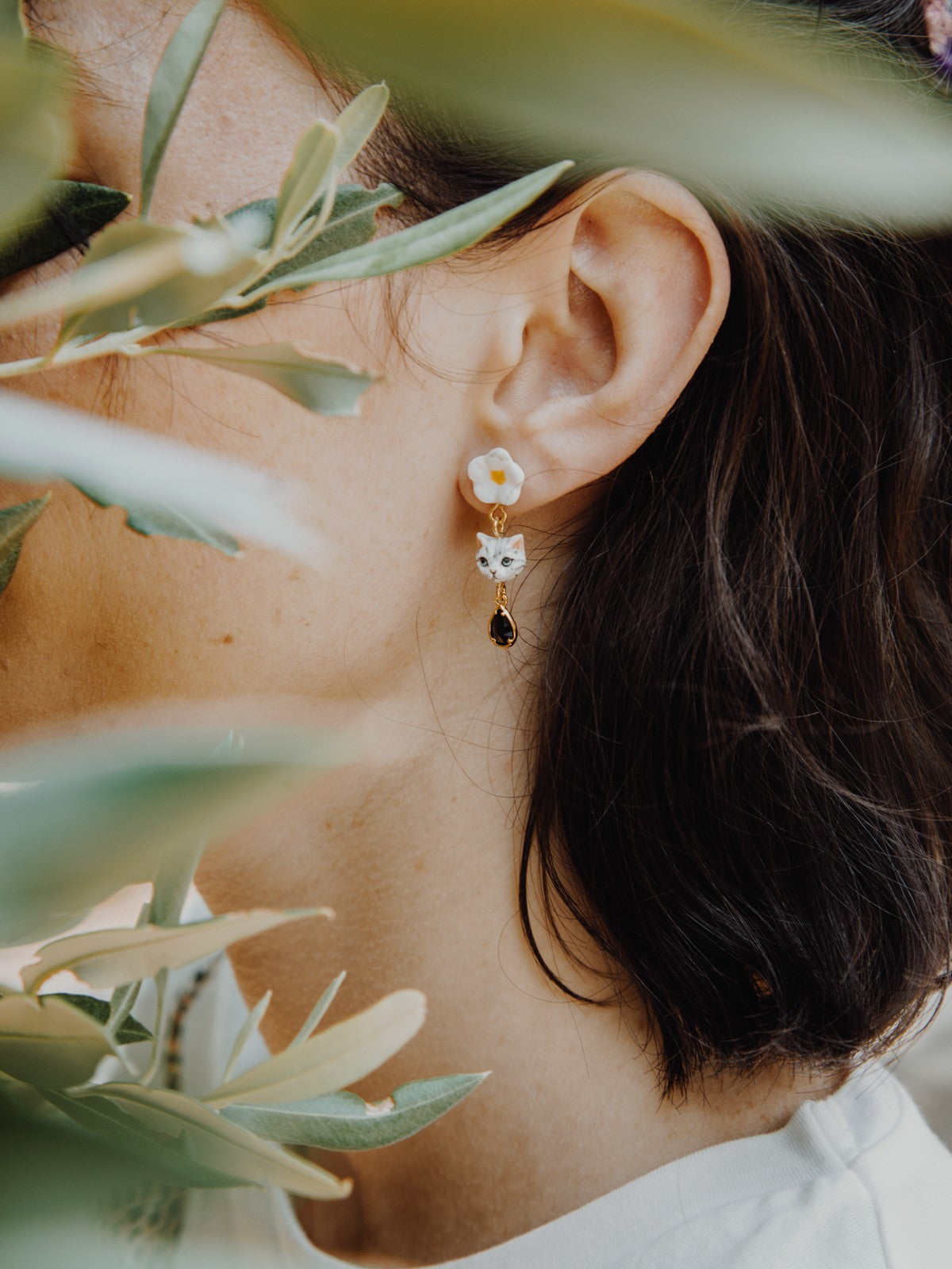 boucles d'oreilles pendantes chat gris tabby fleur pampille porcelaine
