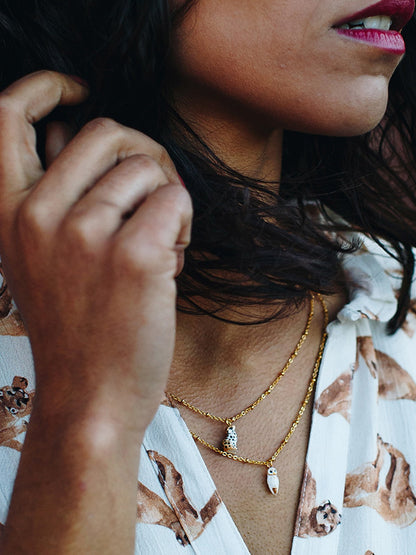 Collier léopard assis