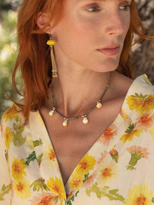 Collier perles d'hématite coquillages