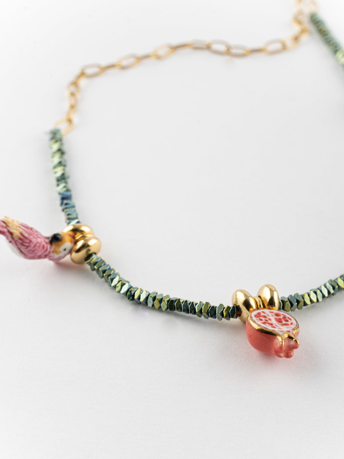 Collier perles d'hématite perruches & grenades