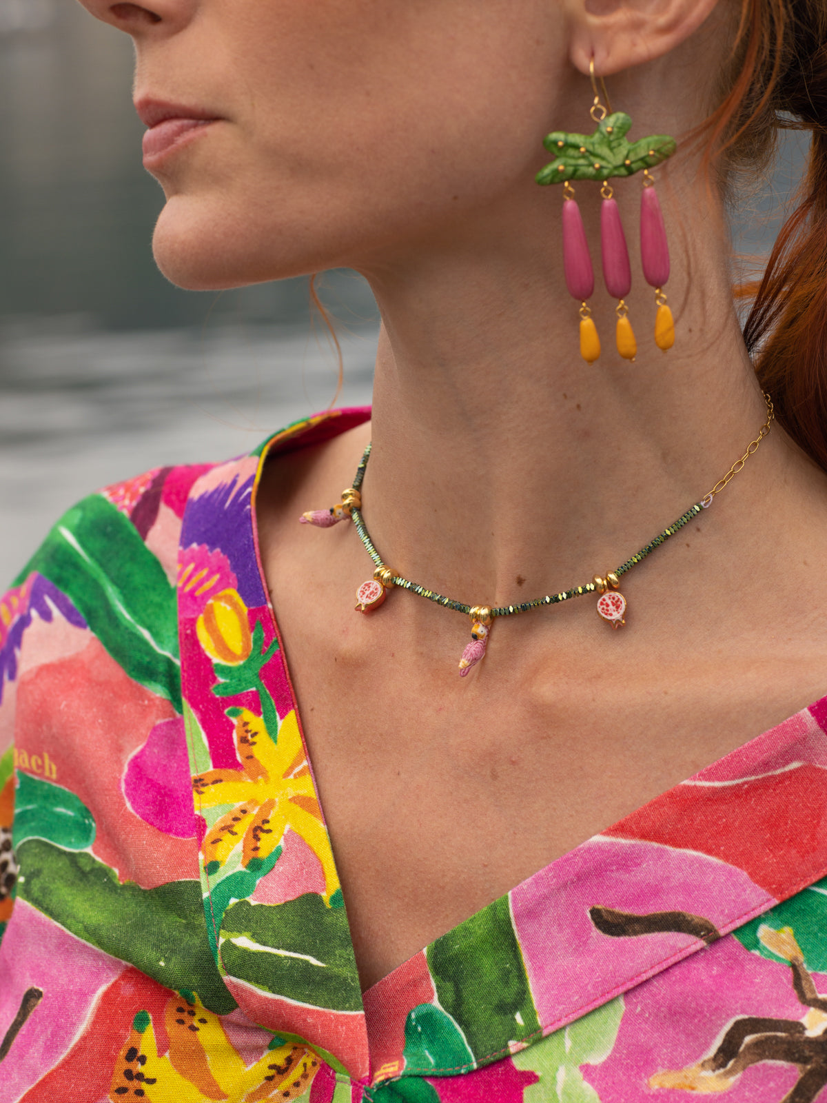 Collier perles d'hématite perruches & grenades