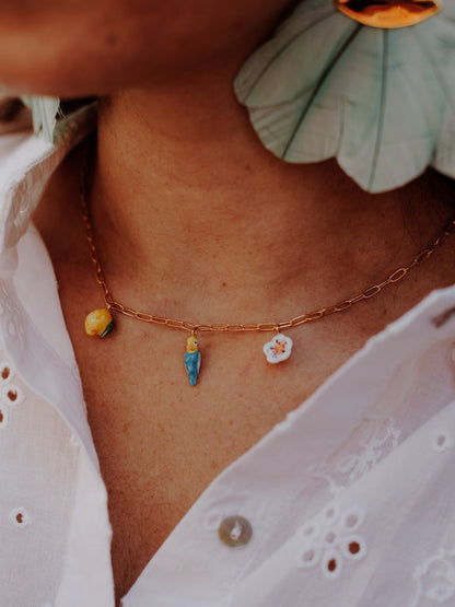 collier doré citron fleur perroquet oiseau bleu jaune porcelaine