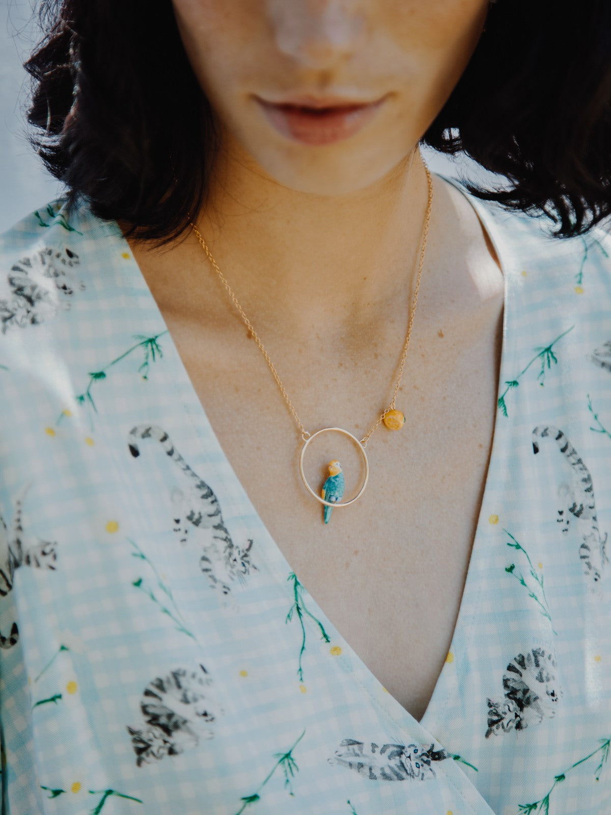 collier doré rond perruche bleue jaune oiseau citron porcelaine