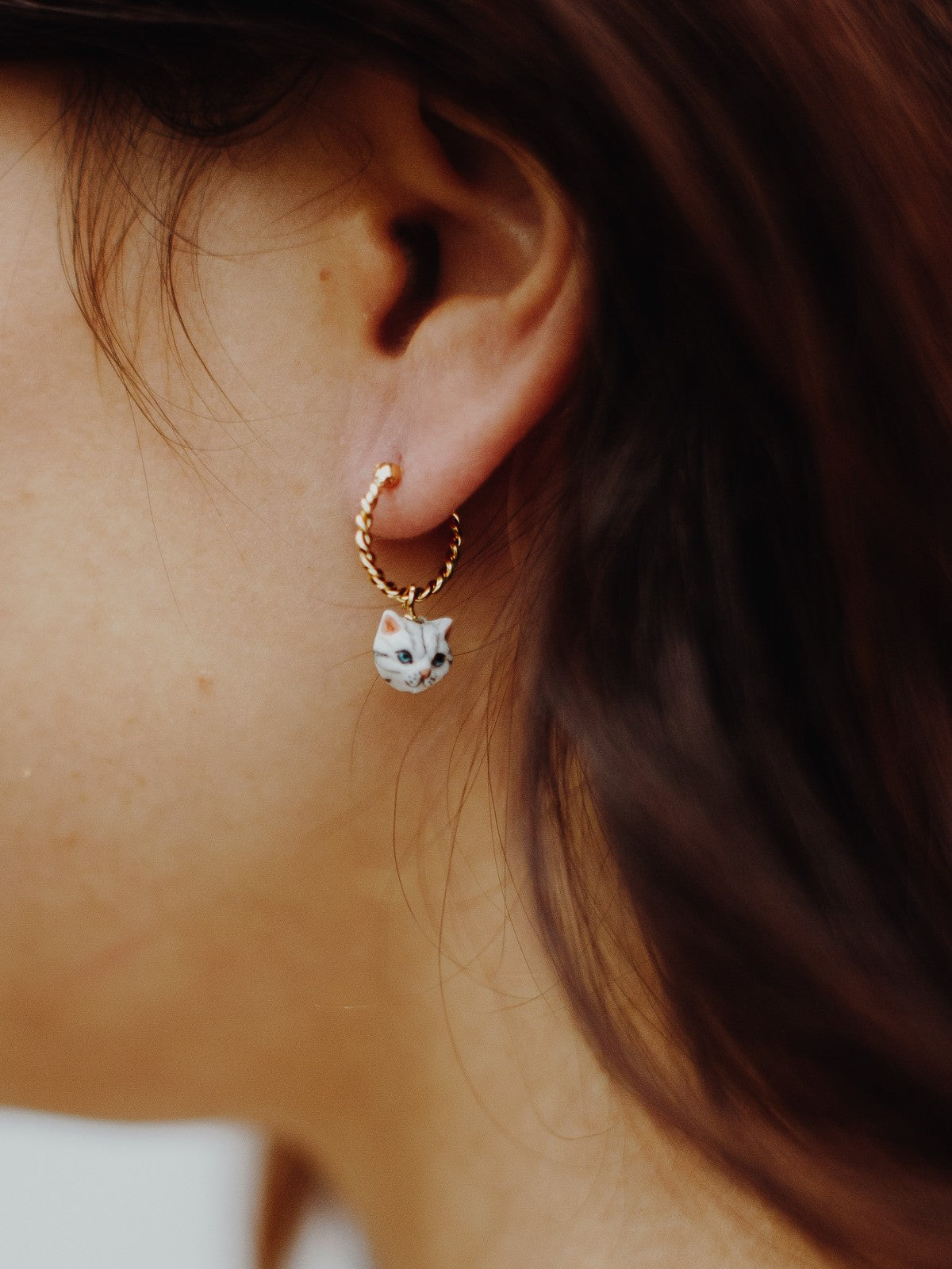 mini créole dorée tête de chat gris charms pampille