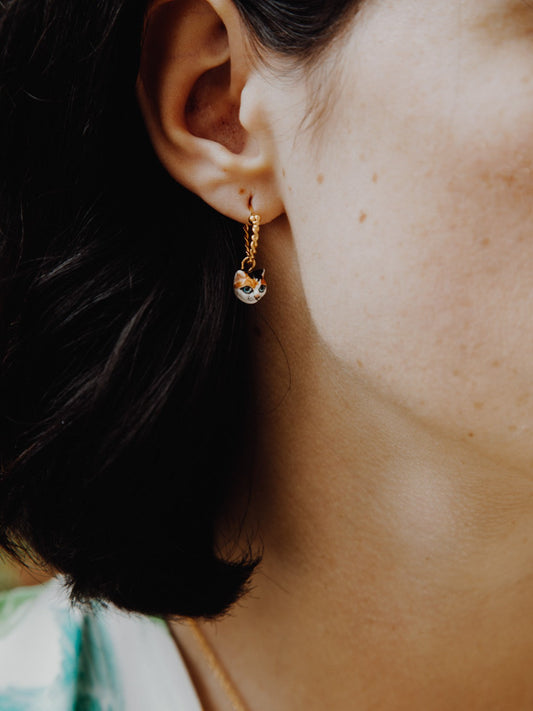 mini créole dorée tête de chat blanc marron noir charms pampille