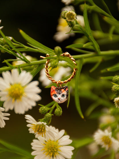 mini créole dorée tête de chat blanc marron noir charms pampille