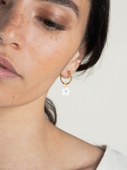 Boucle d'oreille fleur blanche porcelaine peint a la main