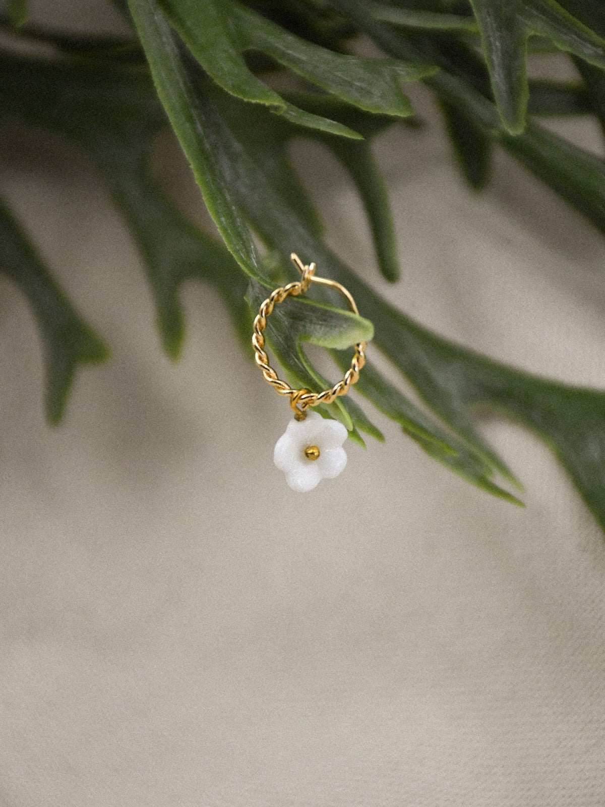 Boucle d'oreille fleur blanche porcelaine peint a la main