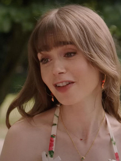 Petites créoles feuille & coccinelle portées par Emily in Paris