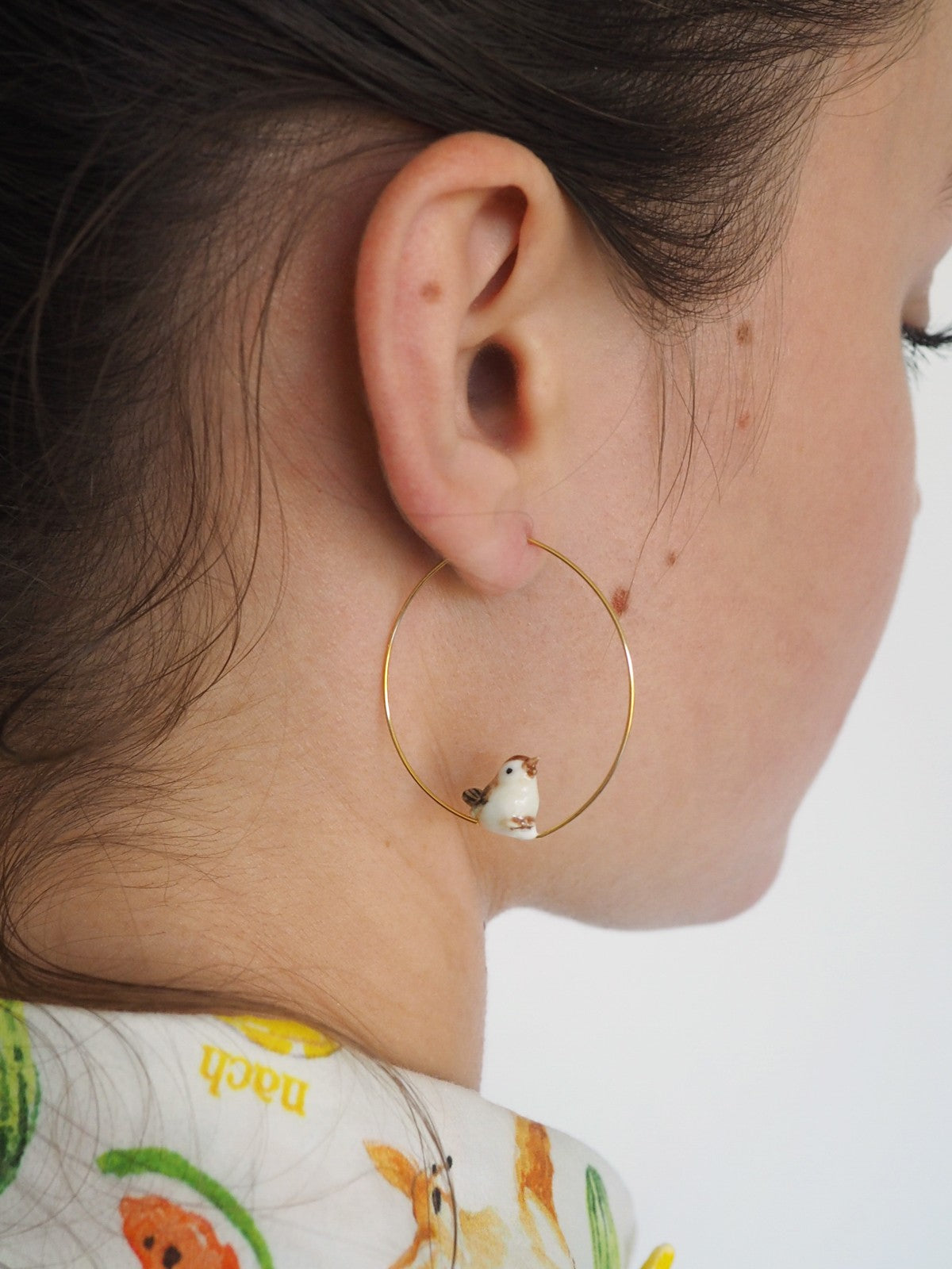 Petites créoles dorées moineau porcelaine