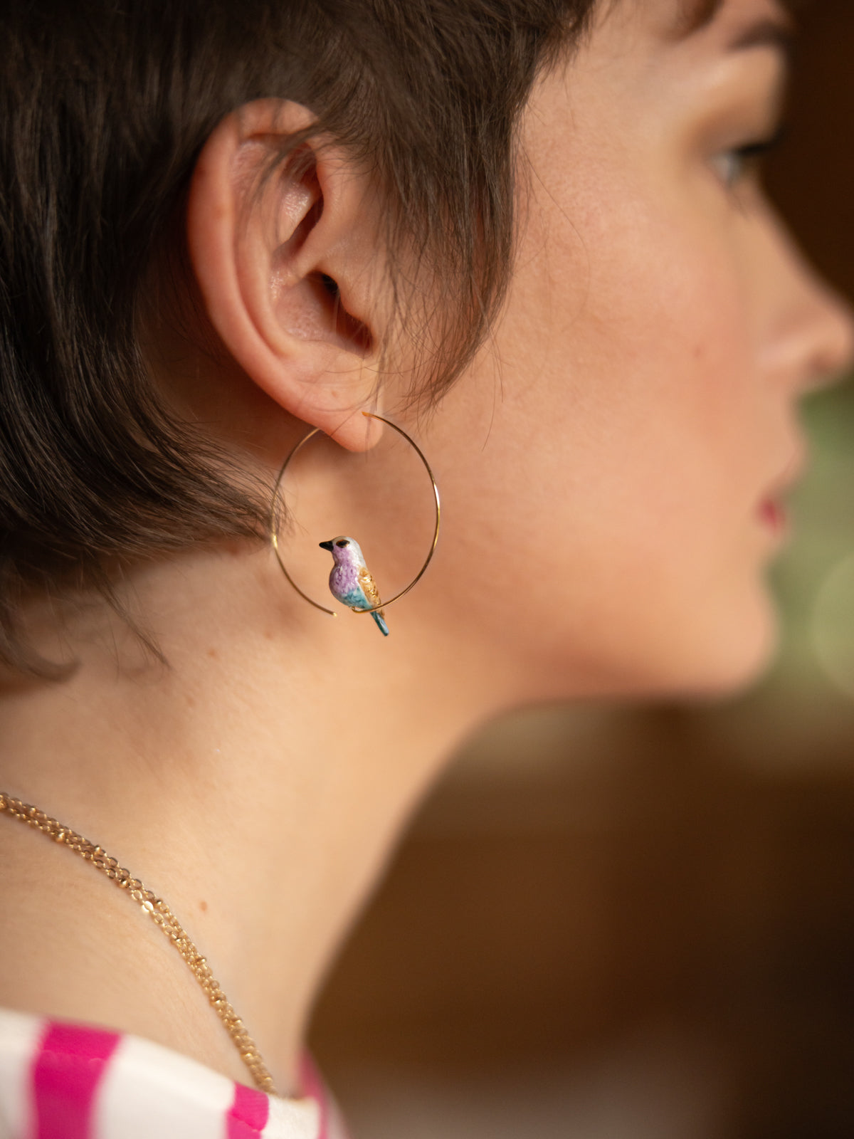 Petites créoles oiseau rose et bleu