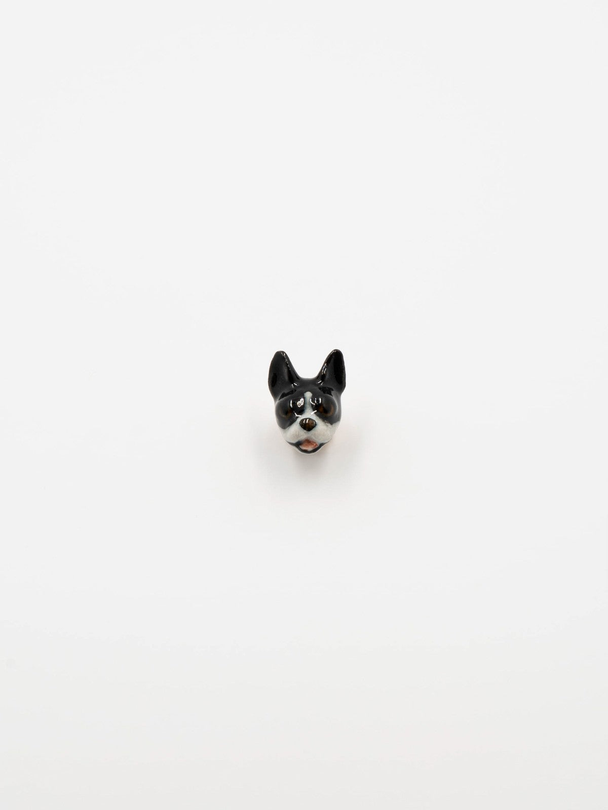 bijou pin's animal bouledogue peint à la main en porcelaine