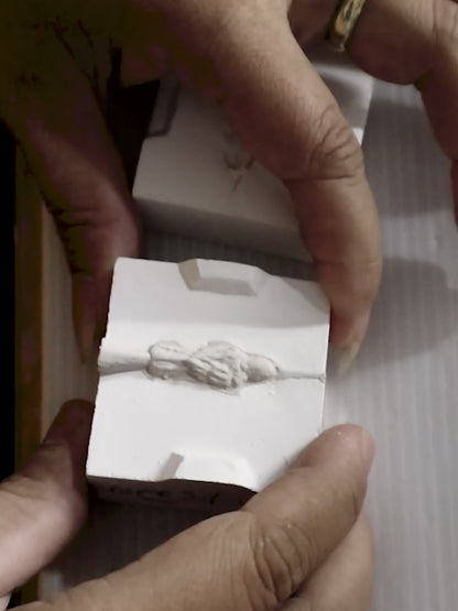 Orecchini a forma di ramo con inseparabili e narcisi