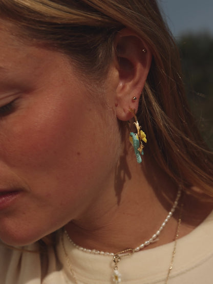 Orecchini a forma di ramo con inseparabili e narcisi