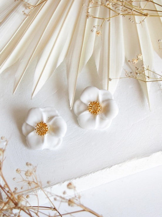 Boucles d'oreilles puces - fleur blanche